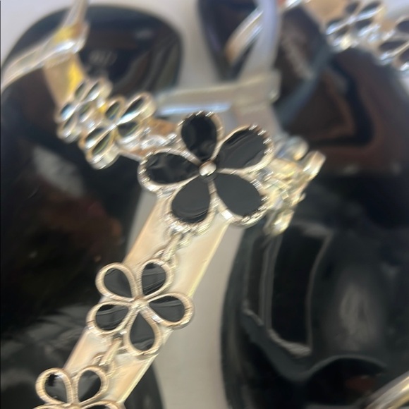 Source Unknown Black and Gold Sandals with Elegant Metallic Accents #200 - Picture 3 of 9